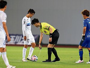 Jリーグ “消える白線” のスプレーっていくらするか知ってる? 意外な野菜で「進化」した誕生秘話