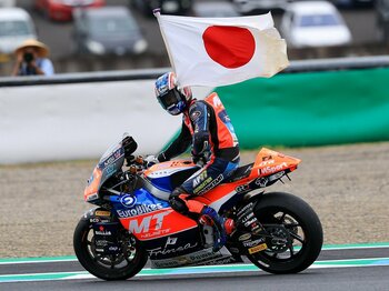 大荒れの日本GPで2位獲得、小椋藍の「スリック選択」はギャンブルにあらず…快走を演出したチーフメカニックの言葉とは＜Number Web＞ photograph by Satoshi Endo