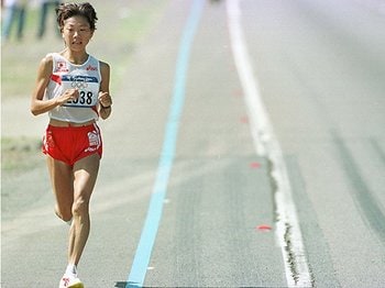 “サングラス投げ”高橋尚子の激走を覚えていますか？……シドニー五輪から20年、「10の名場面」とは＜Number Web＞ photograph by Naoya Sanuki/JMPA
