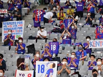 拍手はJリーグ観戦を豊かにする。FC東京の好プレーに響いた効用とは。＜Number Web＞ photograph by J.LEAGUE
