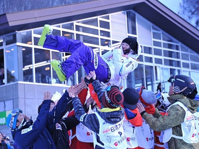 笑顔、闘志、凍える記者にカイロ。上村愛子がモーグル第一人者の理由。＜Number Web＞ photograph by Shino Seki