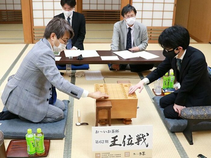 羽生善治九段「公式戦でこんなに早く…」15歳時の藤井聡太二冠への印象と、通算タイトル99期までの“貴重な瞬間”を写真で回想<Number Web> photograph by 日本将棋連盟