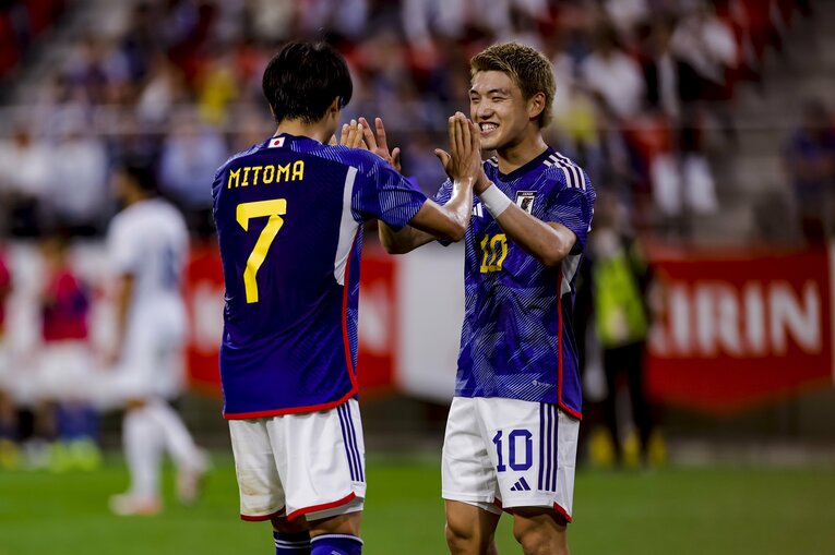 エルサルバドル戦、ゴールを決めた堂安と三笘がハイタッチ　©Kiichi Matsumoto