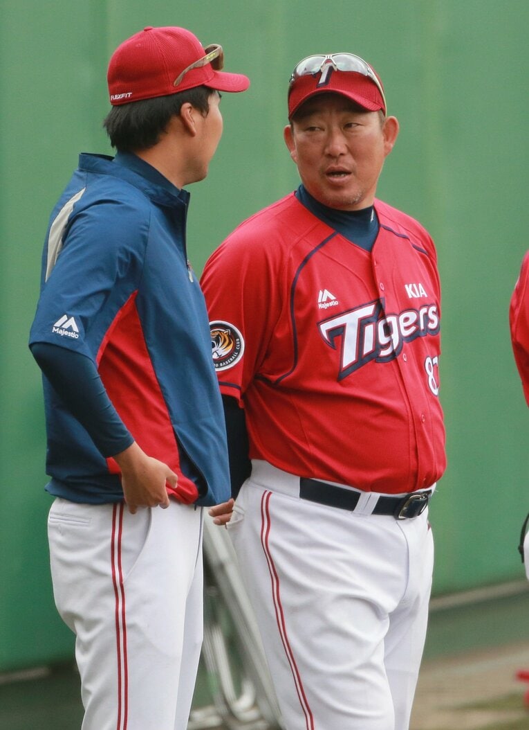 韓国リーグでバッテリーコーチを務める中村武志氏(右）　©︎SANKEI SHIMBUN