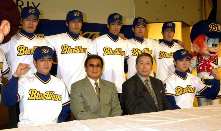 前編で登場した高橋（後列一番右）の左で肩を組む高見澤。当時の1位指名、内海哲也は指名拒否し東京ガスへ　©Sankei Shimbun