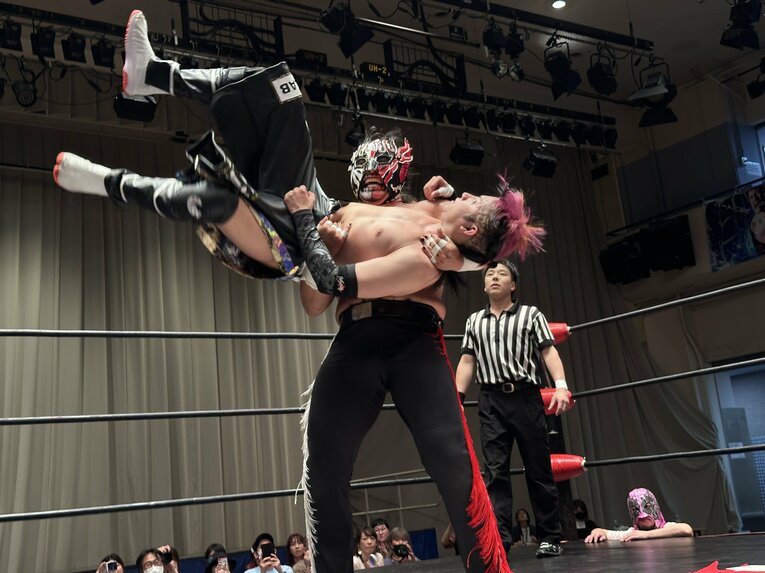 スワイプすると「エル・デスペラードvs葛西純」など激闘写真をご覧になれます　©Norihiro Hashimoto