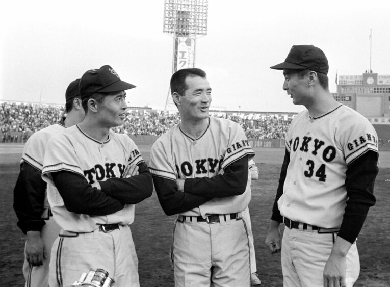 1969年、巨人の日本シリーズ5連覇後に談笑する（右から）金田正一、長嶋茂雄、王貞治 ©KYODO