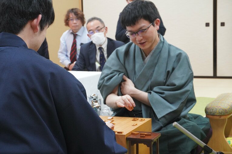 激闘後、2人は笑顔だった…映像では伝わり切らない名人戦第1局、2人の表情（10枚超）　©NumberWeb