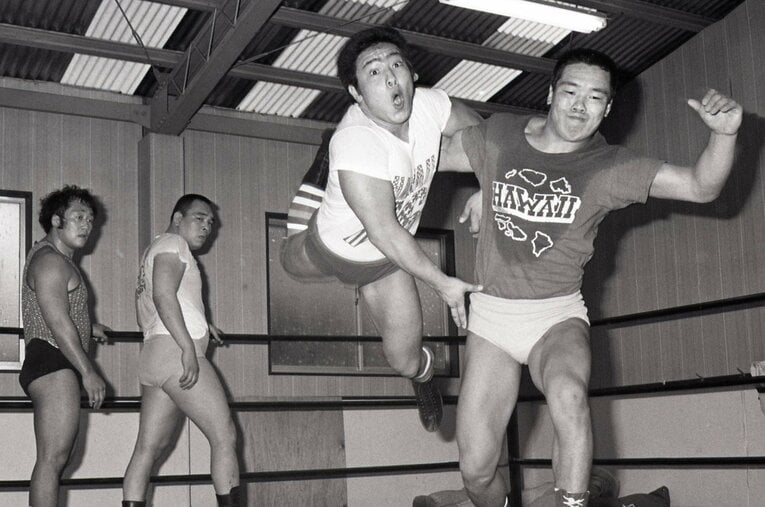 受身の練習で佐山聡を投げる藤原喜明（1976年撮影） ／ photograph by 東京スポーツ／アフロ
