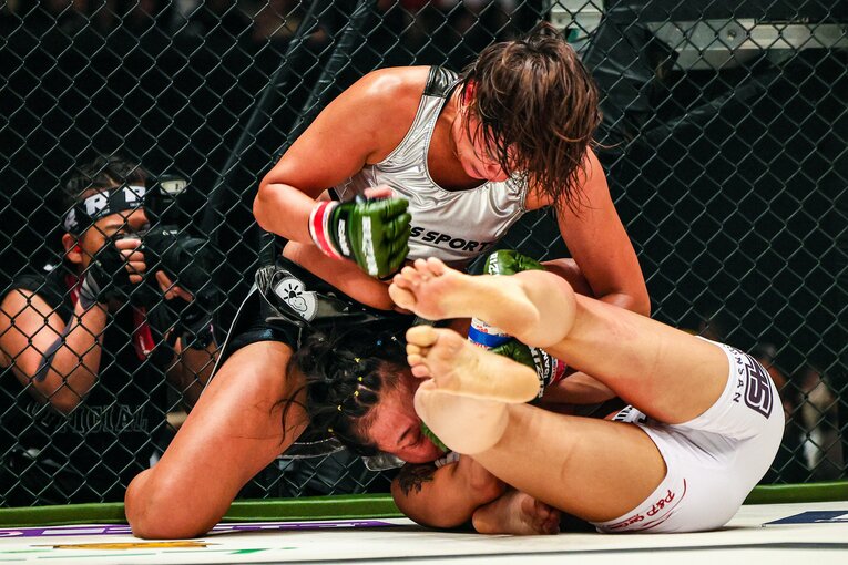 最終3ラウンド、シン・ユリのタックルを切り、拳を振り落とす　©RIZIN FF Susumu Nagao