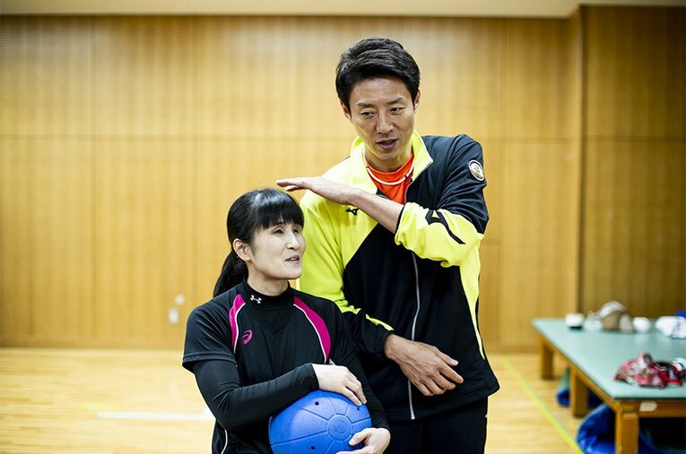 155cmの天摩さんと、188cmの修造さん。身長差を示すために、修造さんは「失礼します」と天摩さんの手をとった。 ／ photograph by Yuki Suenaga