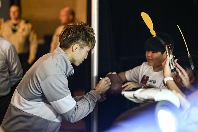 計量の日。サインに応じる井上　©Hiroaki Finito Yamaguchi