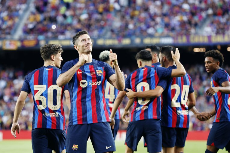 “財政難なのに大補強”バルサを激写　誹謗中傷されたデヨンクへの拍手、33歳レバンドフスキが作る深みとは〈次戦は久保建英ソシエダ〉(10)