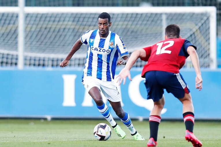 「クボは絶対フィットできる」現地ファンが期待… ソシエダ久保建英のユニ姿・力強さを日本人カメラマンがいち早く撮った〈子供に神対応〉(25)