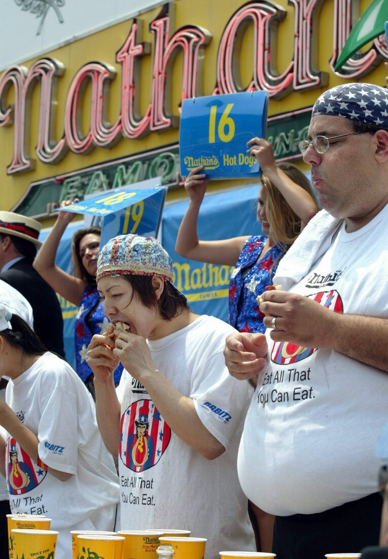 「ネイサンズ国際ホットドッグ早食い選手権」では6連覇を達成　©JIJI PRESS