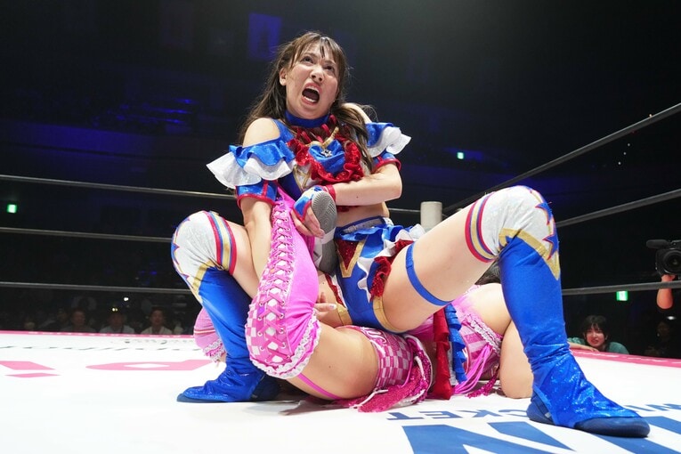 2度目のサソリ固めに渡辺未詩を捕らえた荒井優希　©Essei Hara