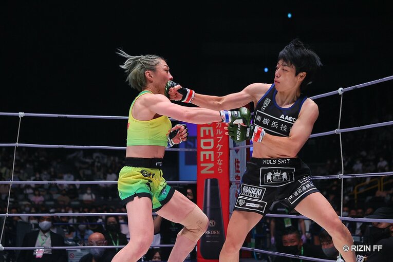 激しい殴り合いとなった浜崎vs藤野　©RIZIN FF