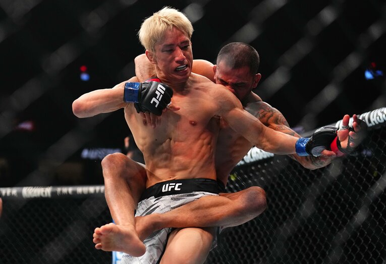 朝倉海に飛びつくパントージャ（1枚目／全8枚）©Getty Images