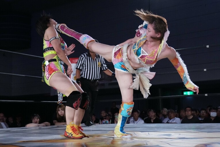 岩谷麻優のハイキックが山岡聖怜の顔面をとらえる　©Essei Hara