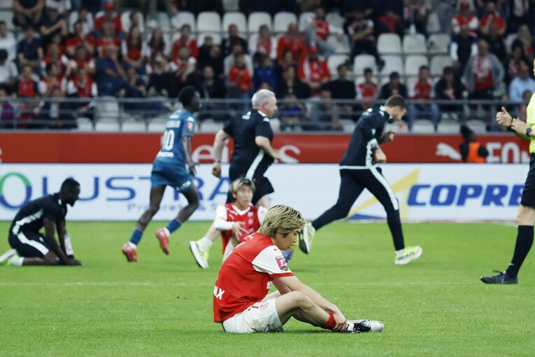 「地獄です」伊東純也も中村敬斗もボウ然の降格…激怒サポがシート投げ込み「中村には引き抜き報道」日本代表戦前に残酷なリアル(18)