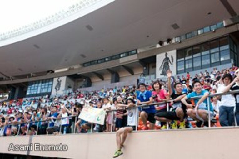 スタンドには多くのギャラリーが応援に駆け付けた