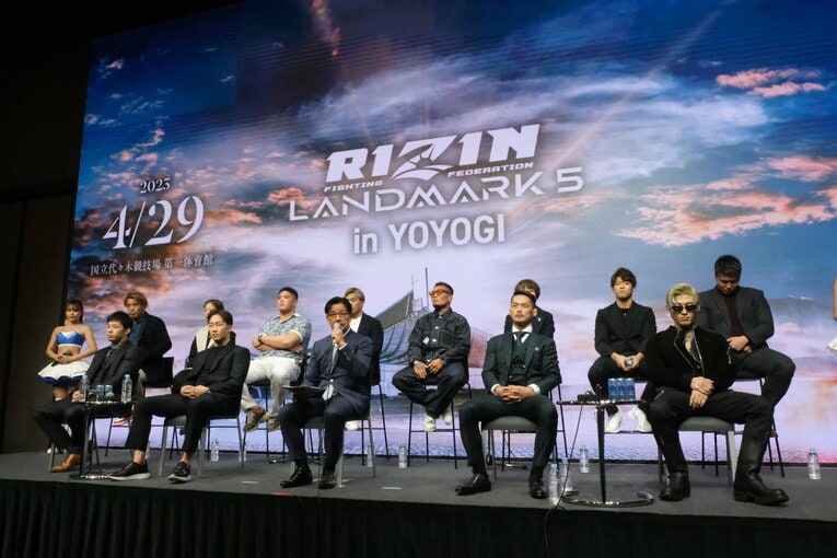 記者会見での席順、両者は離れた位置に　©Norihiro Hashimoto