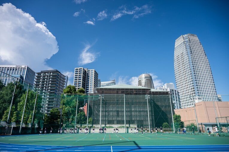 高層ビルが立ち並ぶ港区ド真ん中にある芝高校。土のグラウンドはなく、ゴム製の校庭を他の部活と共有で使用　©Nanae Suzuki