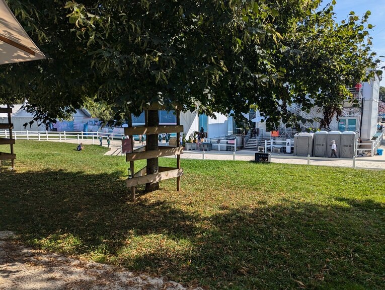 会場裏の装鞍所　©JMPA