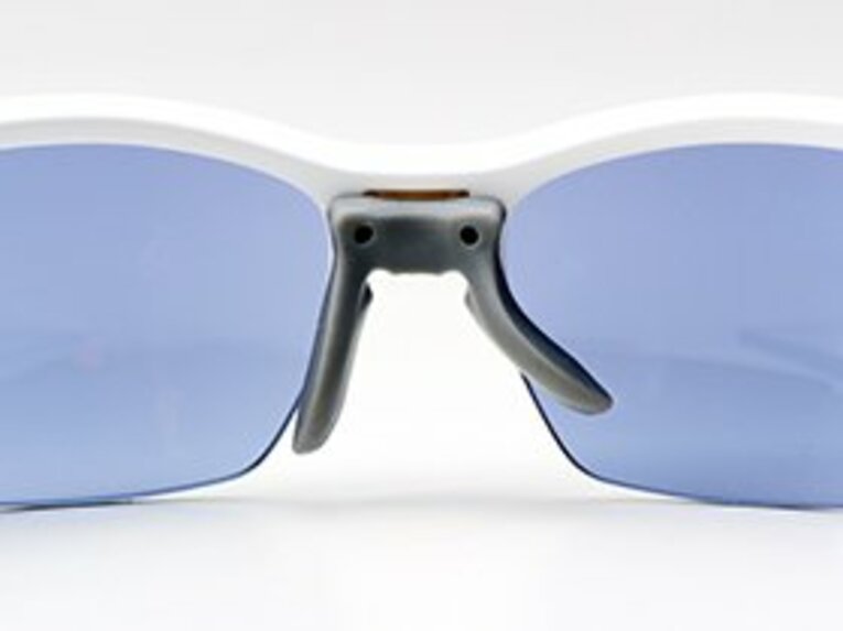 ソフトなエラストマー素材のノーズパッドは、芯にステンレスが内蔵されている。鼻の大きさや形状に合わせて角度を調整して、ズレ落ちを防ぐ。 写真は右側のパッドをわざと曲げた状態にしたもの。指で簡単に調整できる。