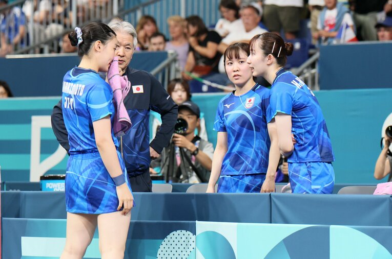 シングルスに臨む張本に早田と平野が声をかける　©Kaoru Watanabe/JMPA