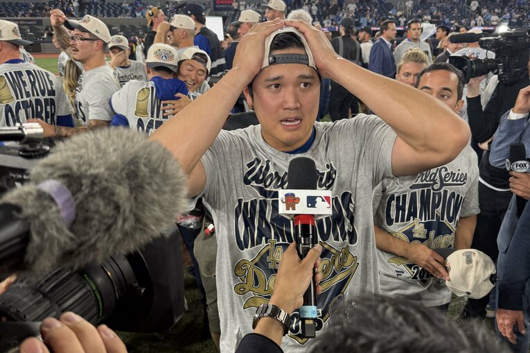 【“テレビに映らない”WS写真】優勝後にグラウンドでインタビューを受ける大谷…写真はまだまだ続きます　©Naoyuki Yanagihara