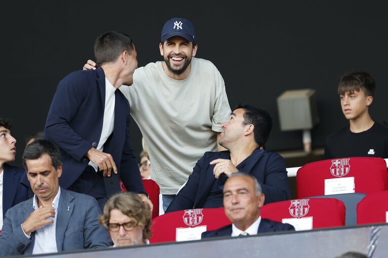 会場には元バルサDFピケの姿も。TDのデコ、ボージャンと談笑する姿が　©Daisuke Nakashima