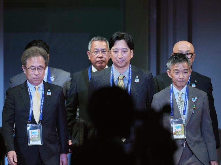 「表情が対照的すぎる！」ドラフト会場で見た巨人と阪神の首脳陣　©Yuki Suenaga