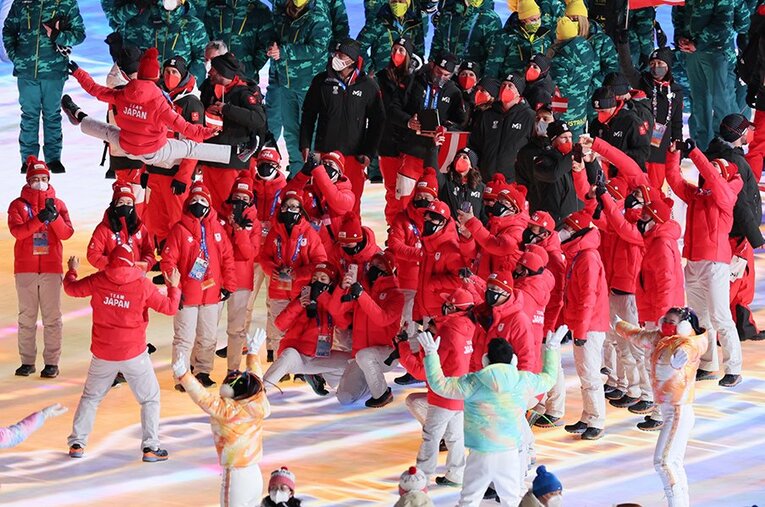 北京五輪閉会式でリフトを披露する「りくりゅう」ペア ／ photograph by JMPA