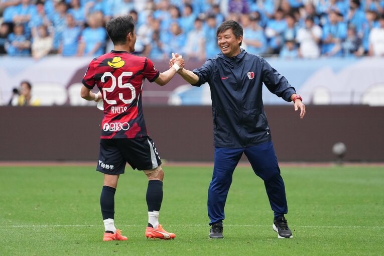 小池龍太を笑顔でねぎらう鬼木監督　©Masashi Hara