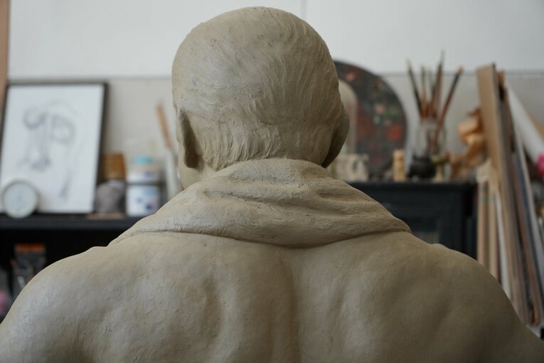 猪木像の後頭部から背中