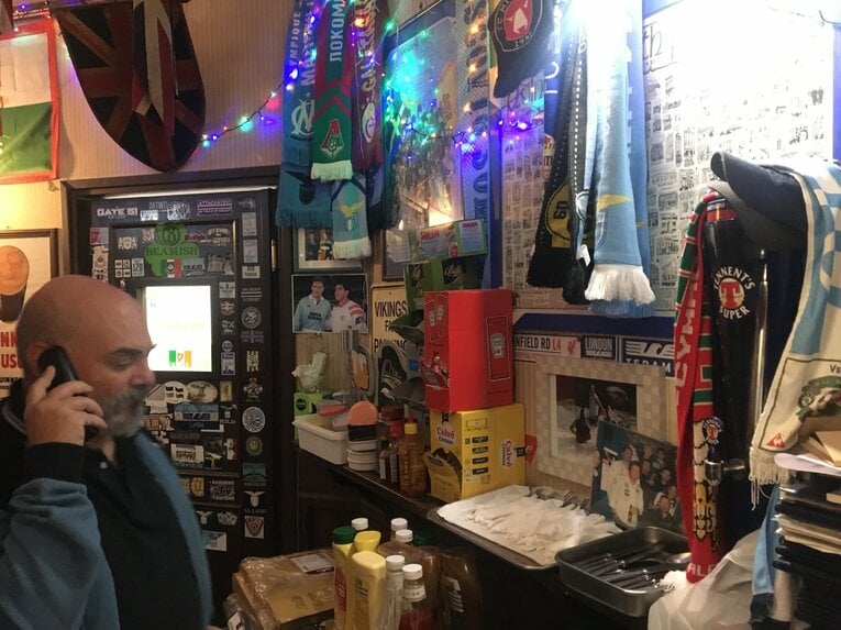 店内は世界中から訪れたサッカーファンが持ち寄ってくれたマフラーやグッズでいっぱい　©Takashi Yuge