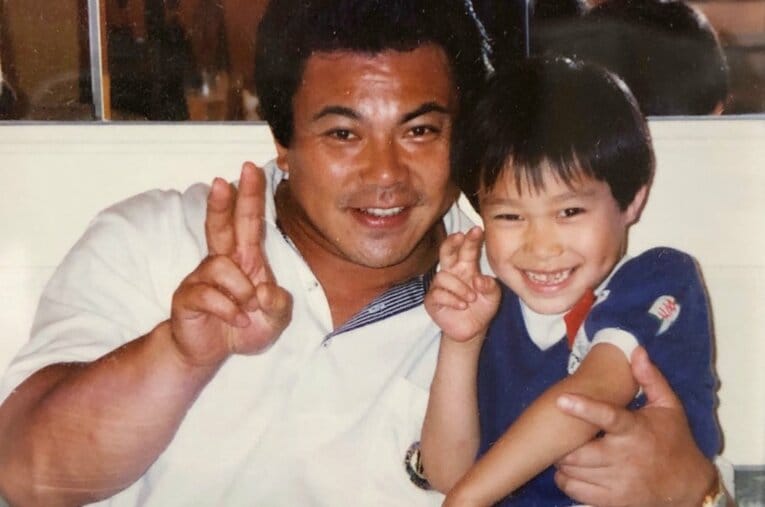 幼い頃の剛さんと千代の富士。多忙を極める日々の中で、父は“家族の時間”も大切にしていたという ／ photograph by 提供：秋元剛