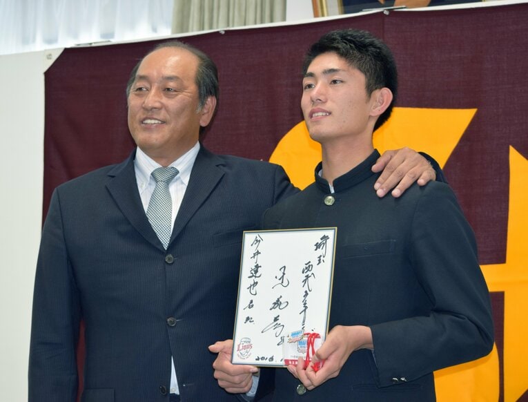 2016年ドラフト会議で、西武は単独1位指名で今井達也（作新学院）を獲得 ©JIJI PRESS