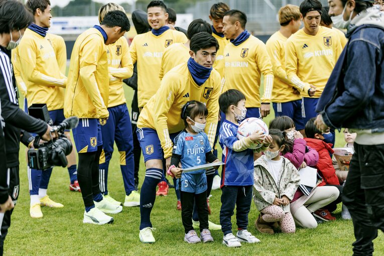 子供ファンと写真に収まる谷口彰悟　©Kiichi Matsumoto