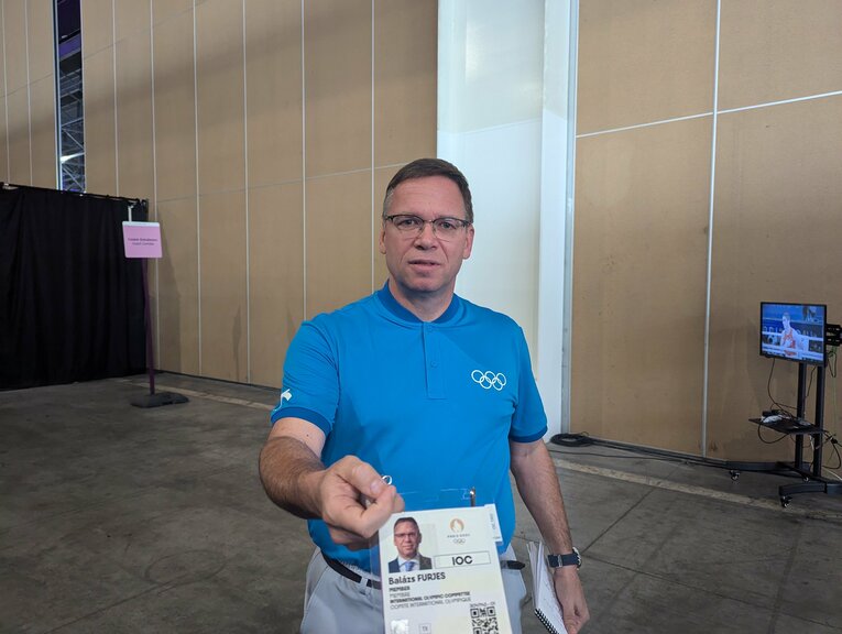 自国の選手がケリフに敗れた直後、声明を読み上げたハンガリーのIOC委員バラス・フュルジェス氏　©JMPA