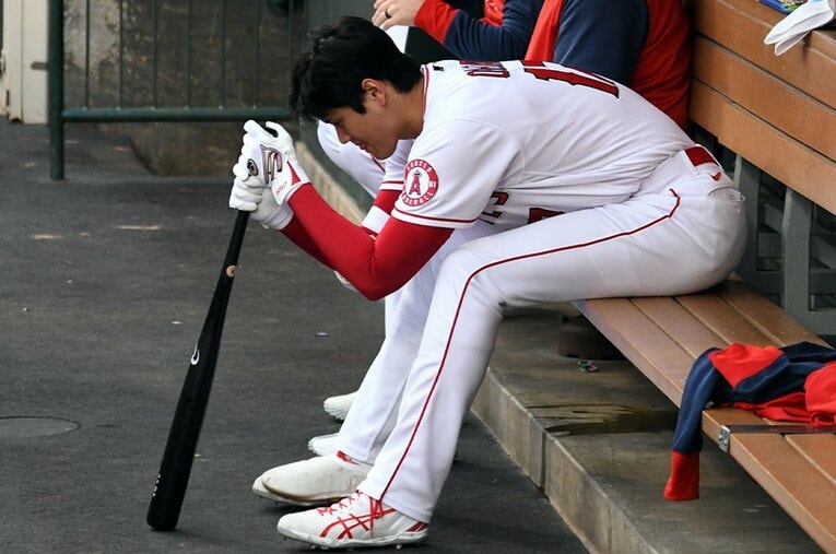 今季、大谷翔平の打席で見られる「これは行ったな」から「あれ？」と戸惑う仕草。飛ばないボールが原因なのか、小早川毅彦氏に聞いた ／ photograph by Getty Images