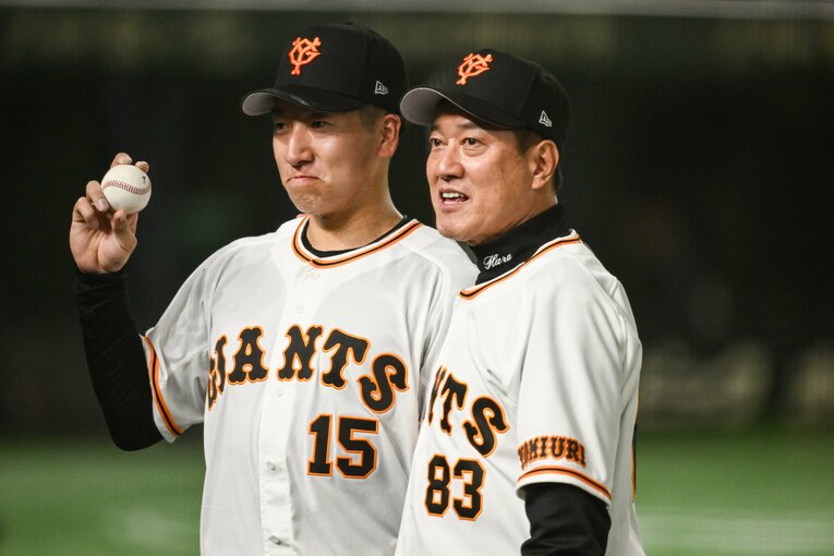 原監督と写真撮影に応じる大勢　©︎Nanae Suzuki