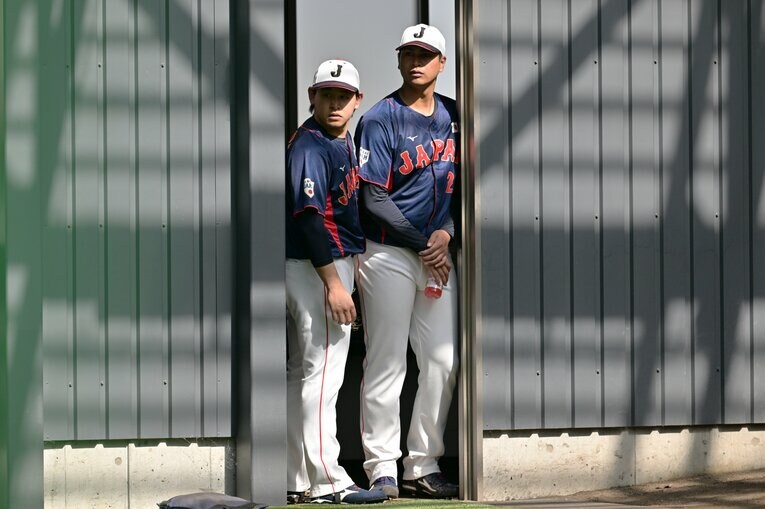 ダルビッシュの投球を真剣に見つめる宇田川優希と宮城大弥　©︎Hideki Sugiyama
