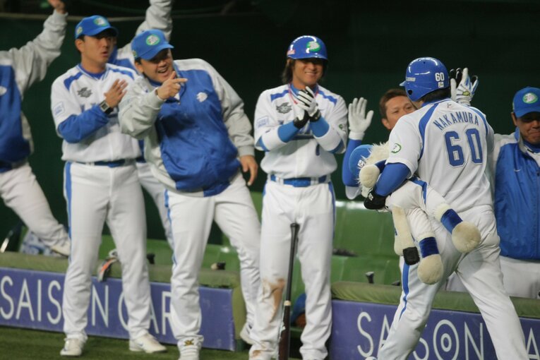 「サンペイ、三振してもいいからさ」“おかわりくん”ブレイク前夜の西武・中村剛也を救った言葉《祝・史上14人目の450本塁打》(16)