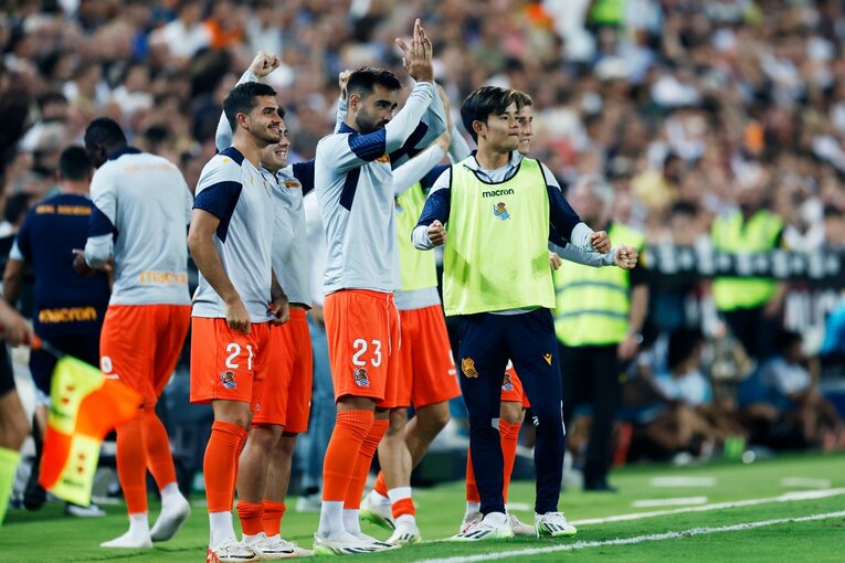 「久保建英が敵地の子供にユニをプレゼント！」“愛されすぎなタケ”の神対応…「お米がパリッと」バレンシア名物パエリアも食べて撮った(9)