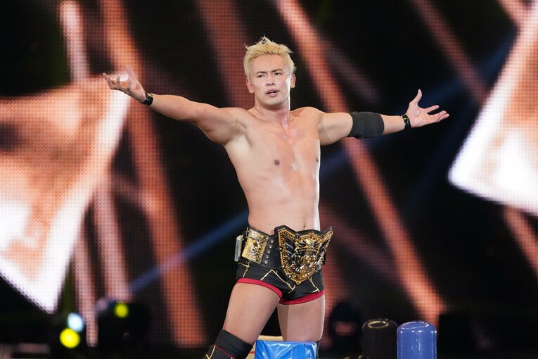 IWGP世界ヘビー級のベルトを東京ドームの観衆に誇示するオカダ