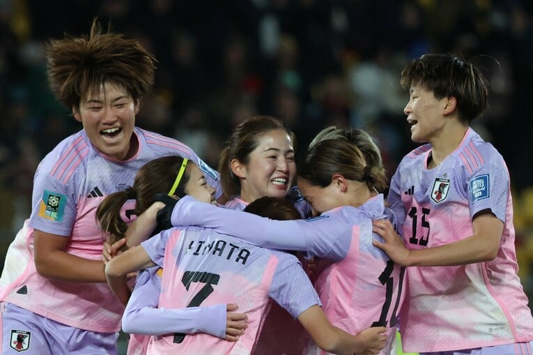 23年女子W杯でゴールを決めた清水を祝福する仲間たち　©JIJI PRESS
