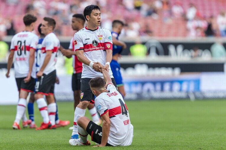 心は熱く、態度はクールに。遠藤は自分なりのキャプテンシーを示している　©Getty Images