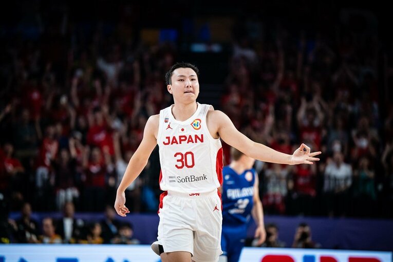 OKポーズをとる富永　©︎FIBA